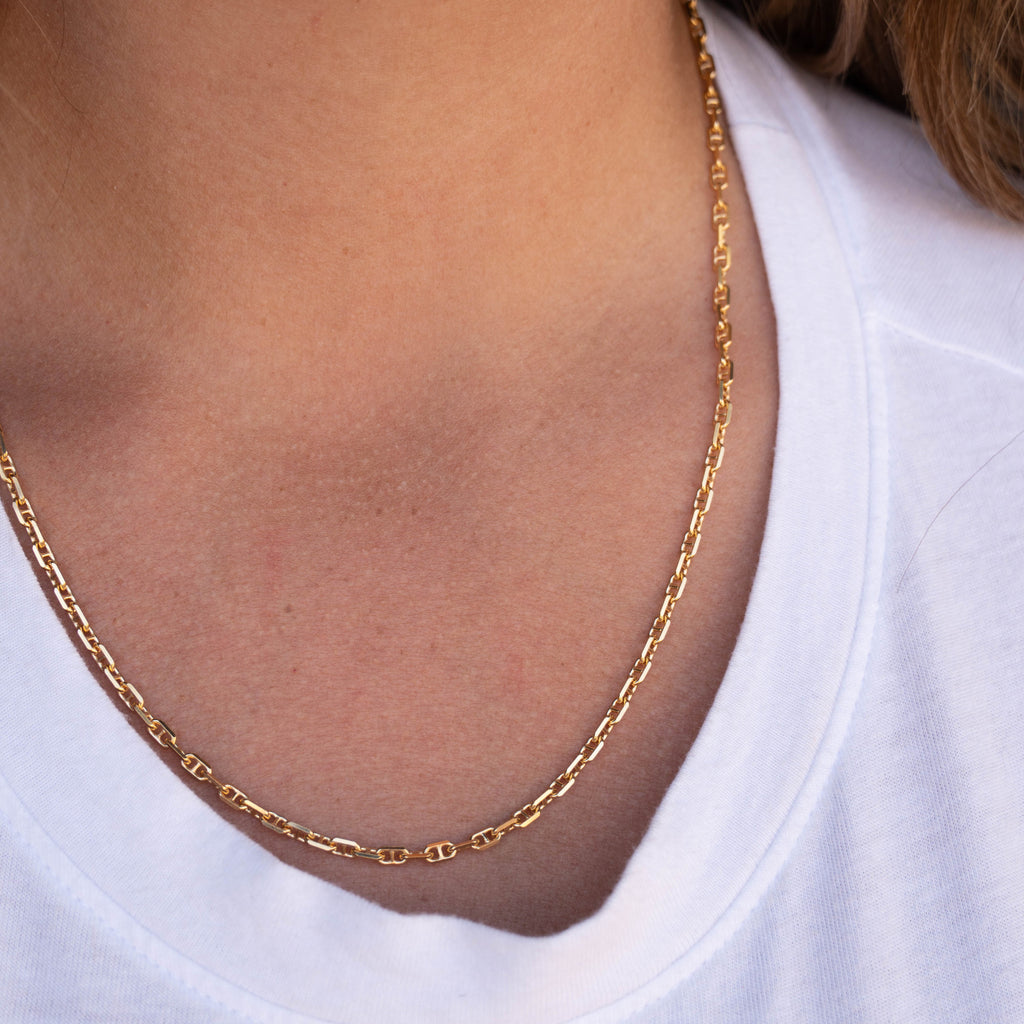 Close up of Anchor Chain worm with white t-shirt