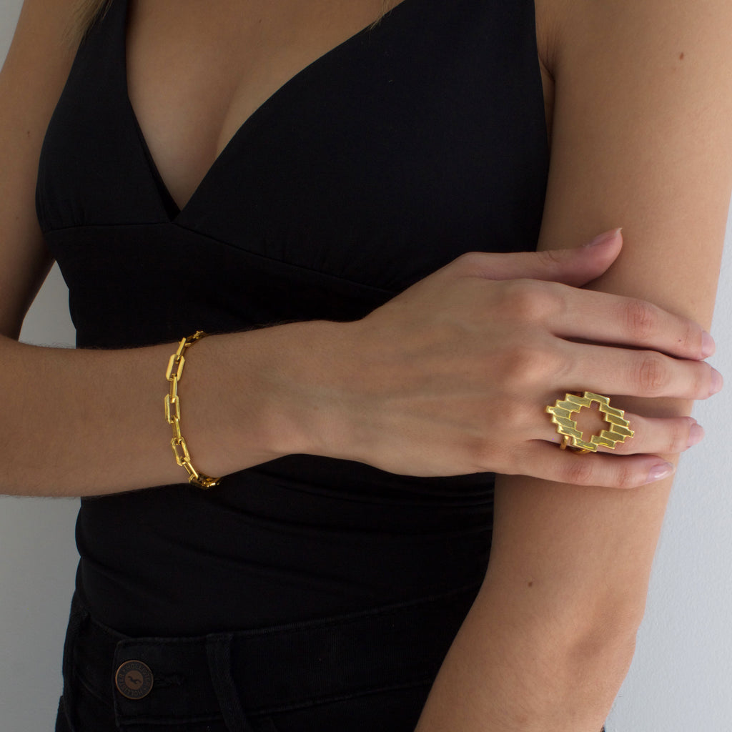 woman wearing Sol Link Bracelet and Aura ring in gold